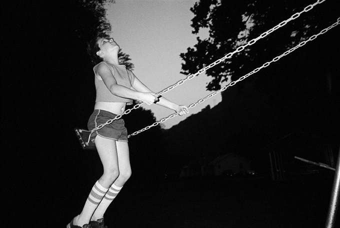Bertien van Manen, Moonshine, David on swing, West Virginia, 1987. - © Le Centre d'art GwinZegal