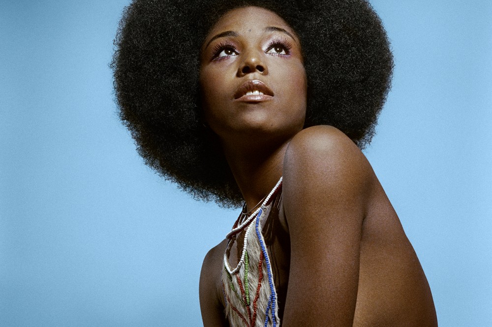Radiah Frye, un mannequin ayant adopté les coiffures naturelles, lors d’une séance photo aux studios AJASS (vers 1970) © Kwame Brathwaite - © Le Centre d'art GwinZegal