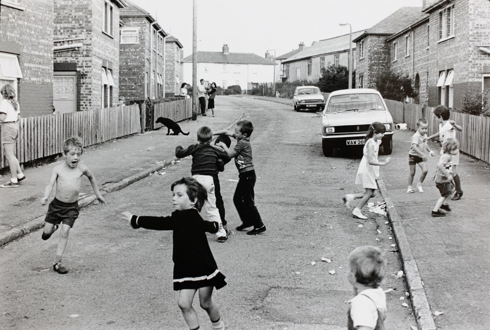 TOM WOOD, Dog shitting, abiuzzi, off Borough Road, 1979. - © GwinZegal